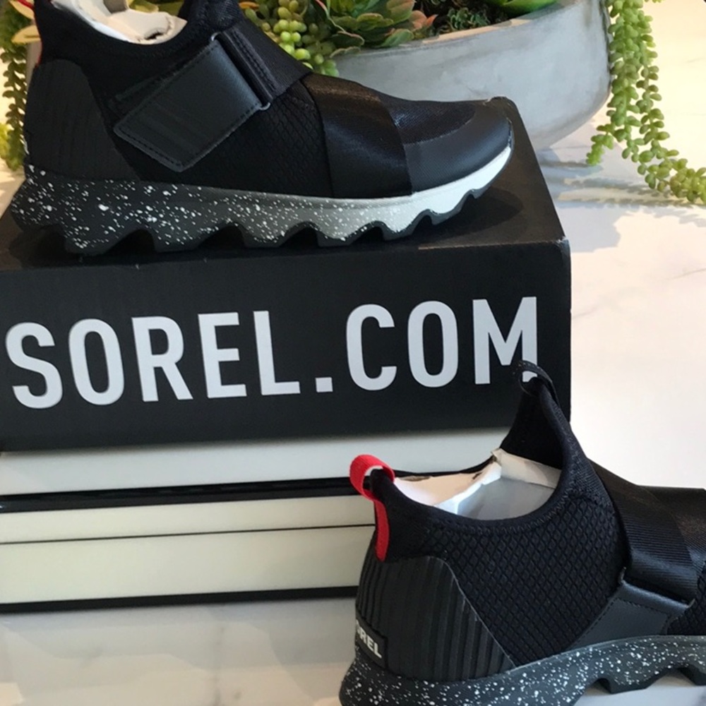 New in box Sorel Kinetic sneaker